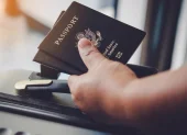 Pasaporte sobre una maleta, símbolo del documento que en Ecuador tiene un costo definido en 2026.