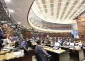 Asamblea suspendió el debate el 29 de julio por desacuerdos sobre familia y reproducción asistida.