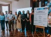 Representantes de las organizaciones seleccionadas para recibir fondos junto a funcionarios municipales.