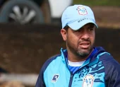 Javier Carvajal dirige una sesión de entrenamiento con el primer equipo del Manta FC durante su etapa como director técnico del club.