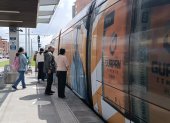 En cada estación del tranvía existen las maquinas para la recarga de las tarjetas y para la validación del pasaje.