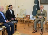 El ministro de Interior iraní, Eskandar Momeni (i), reunido en Islamabad con el primer ministro paquistaní, Shahbaz Sharif (d).