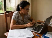 Referencial.Afiliado revisa en línea su historial laboral del IESS para verificar aportaciones y detectar meses faltantes.
