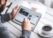 Las plataformas digitales crean una percepción de abundancia informativa que aplaca la necesidad de respuestas o las sustituye con guiones falsarios y entrevistas trucadas.