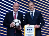 Gianni Infantino junto a Aleksander Ceferin (d), principales directivos de FIFA y UEFA, respectivamente.