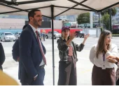 En la Eloy Alfaro y República, el ministro Roberto Luque con la exviceministra de Cultura, Romina Muñoz.