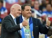 Infantino (i) posa junto al presidente de la Concacaf Victor Montagliani.
