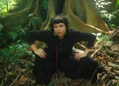 Grecia Albán estudio violonchelo en el Conservatorio Nacional de Música. Es licenciada en Música Contemporánea y Canto por la Universidad San Francisco de Quito.