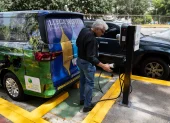 Una persona recarga su carro con electricidad, se multiplican estos puntos de carga en el mundo.