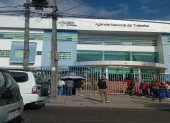 Decenas de personas acuden a diario a la ANT y forman largas filas para obtener la licencia de conducir.