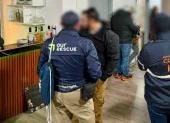 Los sospechosos fueron capturados en dos allanamientos en La Mariscal y Jipijapa, norte de Quito.