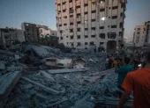 Palestinos desplazados internamente inspeccionaron una mezquita destruida tras un ataque aéreo israelí en la Franja de Gaza, el 28 de julio de 2026.
