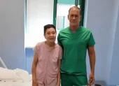 El procedimiento consistió en un autotrasplante ocular, utilizando los tejidos sanos de un ojo irrecuperable para salvar el otro.