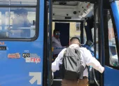 Referencial. Usuarios abordan un bus urbano en Ecuador, en medio del alza de tarifas.