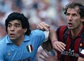 Diego Maradona (izq.), del Napoli, disputa el balón con Franco Baresi, del AC Milan, durante un partido de la Serie A italiana entre el Napoli y el AC Milan, en Nápoles, Italia.
