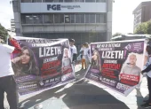 Los familiares y amigos de Lizeth Bunshi hicieron un plantón en la Fiscalía para pedir que se mantenga la búsqueda de la joven.