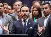 El presidente electo de Colombia, Abelardo de la Espriella (c), habla durante un empalme territorial con alcaldes de Cundinamarca este jueves, en Bogotá (Colombia).