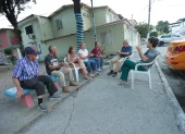 Vecinos. Los residentes de Sauces 1 llevan más de una década conociéndose y articulando acciones para preservar el barrio, socializando actividades y medidas de seguridad.