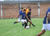 Miguel Torres (c) fue la figura del pase a la final de Liverpool de la Kennedy, tras vencer 2-1 a FC de Santa Teresita.