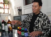 Carlos Roldán muestra los preparados con puntas, a los que nombró como algunos aceites que se venden en mercados como amansa guapos, etc.