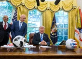 El presidente Donald Trump, junto al presidente de la FIFA, Gianni Infantino (c), y el asesor del mandatario de la FIFA, Carlos Cordeiro (i), en la Casa Blanca en Washington.