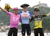 El ciclista ecuatoriano (i) en el podio de ganadores junto a Remco Evenepoel.