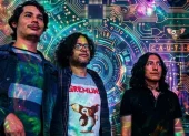 Bate Negro está formado por Alejandro Rodas (bajo y sintetizadores), Rafael Villavicencio (voz líder, sintetizadores y guitarras) y Vicente Rivera (batería y drum machine).