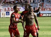 Tin Angulo jugador del Manta FC que recibe a Mushuc Runa.