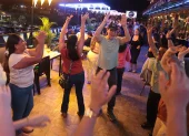Baile. La pista de baile es la más visitada. La buena música motiva a los ciudadanos a levantarse de sus asientos.