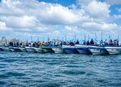 En el mar se forman filas de lanchas para cumplir con el rito en el mar en honor a Cristo Pescador