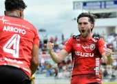 Emiliano Griffa (d) festeja uno de los goles con Leones en la LigaPro 2026.