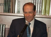El expresidente de la República, Osvaldo Hurtado, en la presentación de su libro "Dictaduras del siglo XXI"