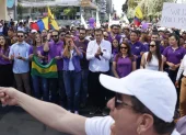 Harold Burbano participa en la marcha organizada por Acción Democrática Nacional (ADN) hacia la sede del CNE en Quito, durante la inscripción de las candidaturas para las elecciones seccionales.