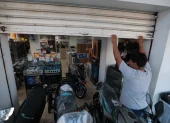 Temor. Por seguridad, el empleado de este local cerró sus puertas antes de las 18:00. Estas medidas provocan menos ingresos.