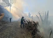 Moradores de Tanda apoyaron a los bomberos en las labores para contener el incendio forestal y evitar que las llamas alcanzaran viviendas cercanas.