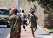 Medios desplegados intentan detener a un migrante este domingo 2 de agosto en Ceuta.