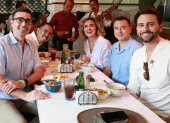 El presidente Daniel Noboa con los precandidatos de ADN, Andrés Guschmer, Francisco Cevallos, Cynthia Viteri y Niels Olsen.