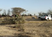 Integrantes la Policía de Perú operan en la zona donde una avioneta que sobrevolaba sobre las Líneas de Nazca se estrelló y dejó 13 personas fallecidas.