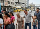 La escena refleja el impacto cotidiano de las pequeñas faltas de convivencia y la transmisión del irrespeto a las normas en la vía pública.