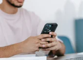 Referencial.Usuario revisa su teléfono tras recibir el aviso de que la cuenta está en revisión en WhatsApp.