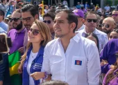 Giovanna Ubidia y Harold Burbano realizaron una marcha hasta el CNE de Pichincha.