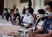 Delegados del CDH y de comité de familiares de personas desaparecidas se colocaron vendas en la boca con la frase “No a la Impunidad” tras la ausencia del Ministerio de Defensa en la mesa de diálogo institucional.