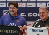 Mauricio Pochettino posa con la camiseta de la selección de Estados Unidos durante su presentación oficial como entrenador.