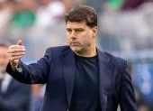 Mauricio Pochettino dirige a la selección de Estados Unidos desde el área técnica durante un encuentro oficial.