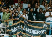 Aficionados de Machala Mineros alentan a su equipo durante el debut en el Clausura 2026 de la Liga Nacional de Ecuavóley.