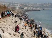 Más de sesenta mil personas cruzaron el espigón de El Tarajal, desde Marruecos hacia Ceuta, generando una de las crisis migratorias más grandes de España.
