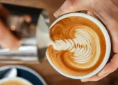 Latte art, una de las técnicas valoradas en las cafeterías de especialidad reconocidas a nivel mundial.