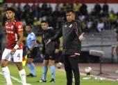 César Farías en la zona técnica de Barcelona en el empate 1-1 ante Leones.