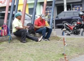 Los trabajadores informales, rurales y quienes realizan actividades al aire libre figuran entre los grupos más expuestos, según la OIT.