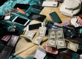 Durante la inspección, las autoridades hallaron celulares, dinero en efectivo y otros indicios que ahora forman parte de la investigación.